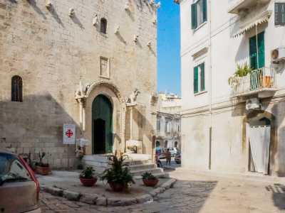 ..., sui cui capitelli poggiano un grifo alato...